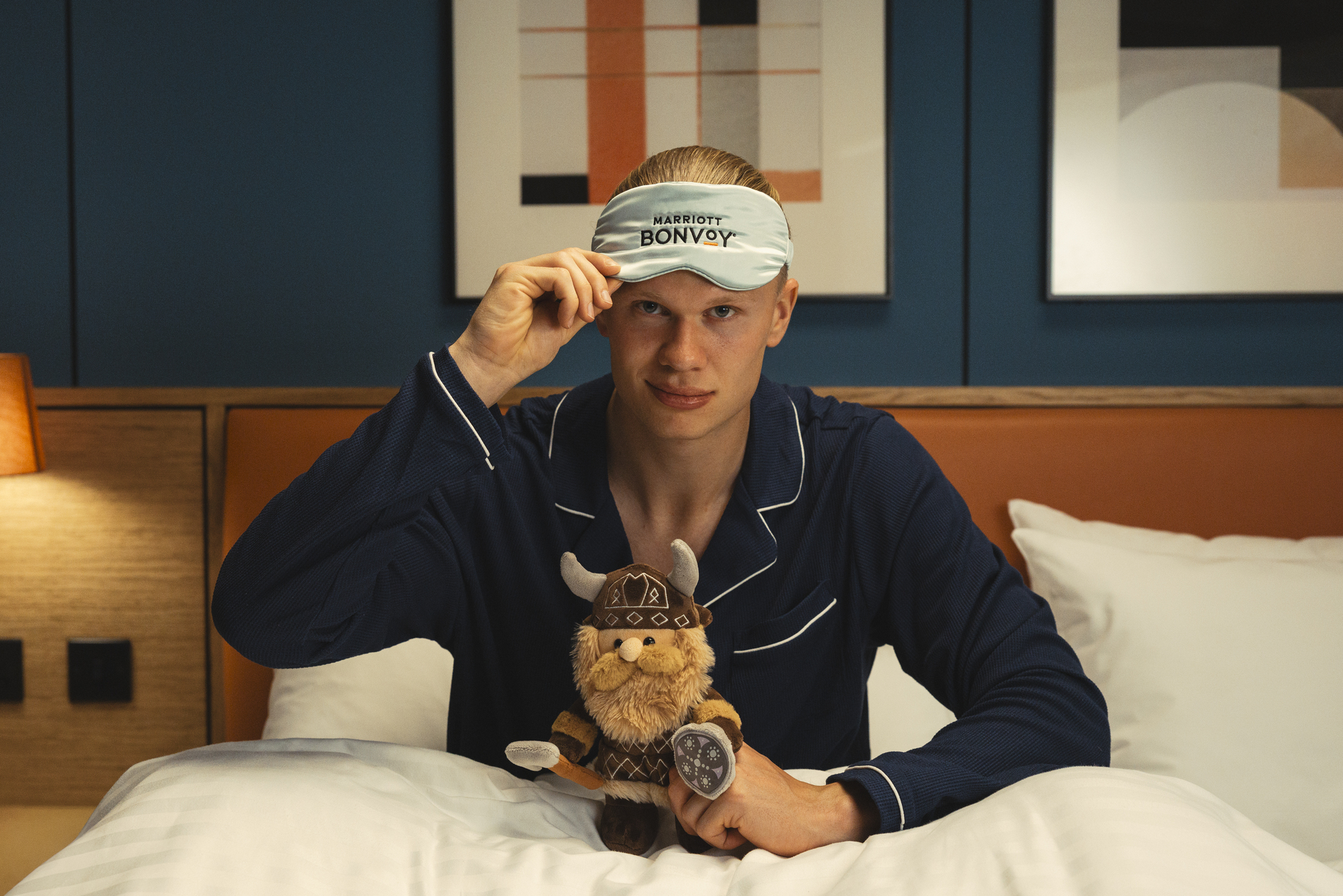 อาลิง โฮลัน และ วีนีซียุส ฌูนีโยร์ ร่วมเป็นพรีเซนเตอร์ในแคมเปญใหม่ของ แมริออท บอนวอย และ วีซ่า “เพื่อแฟนบอลทั่วโลก” (For Fans, Everywhere) ก่อนการแข่งขันฟุตบอลโลก ฟีฟ่า เวิลด์ คัพ 2026 (FIFA World Cup 2026™)